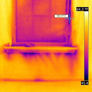 Propuštajući prozor snimljen termografskom kamerom